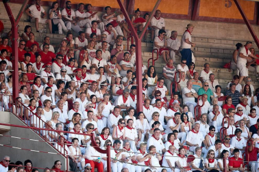 Público asistente a la Plaza de Toros de Pamplona durante la última corrida de la Feria del Toro 2018.