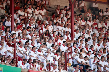 Público asistente a la Plaza de Toros de Pamplona durante la última corrida de la Feria del Toro 2018.