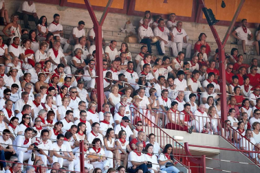 Público asistente a la Plaza de Toros de Pamplona durante la última corrida de la Feria del Toro 2018.