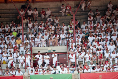 Público asistente a la Plaza de Toros de Pamplona durante la última corrida de la Feria del Toro 2018.