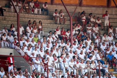 Público asistente a la Plaza de Toros de Pamplona durante la última corrida de la Feria del Toro 2018.
