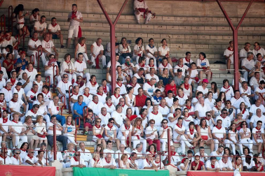Público asistente a la Plaza de Toros de Pamplona durante la última corrida de la Feria del Toro 2018.