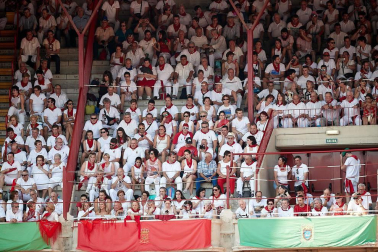 Público asistente a la Plaza de Toros de Pamplona durante la última corrida de la Feria del Toro 2018.