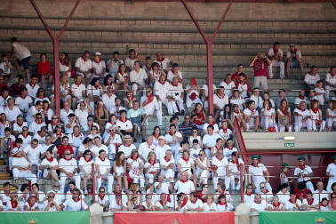 Público asistente a la Plaza de Toros de Pamplona durante la última corrida de la Feria del Toro 2018.