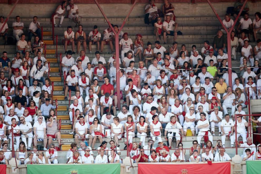 Público asistente a la Plaza de Toros de Pamplona durante la última corrida de la Feria del Toro 2018.