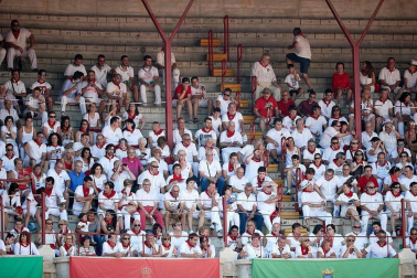 Público asistente a la Plaza de Toros de Pamplona durante la última corrida de la Feria del Toro 2018.