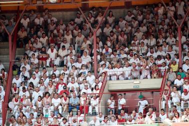 Público asistente a la Plaza de Toros de Pamplona durante la última corrida de la Feria del Toro 2018.