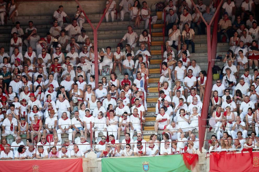 Público asistente a la Plaza de Toros de Pamplona durante la última corrida de la Feria del Toro 2018.