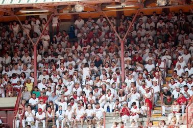 Público asistente a la Plaza de Toros de Pamplona durante la última corrida de la Feria del Toro 2018.