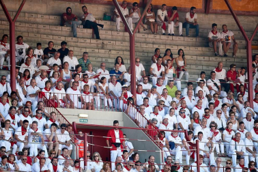 Público asistente a la Plaza de Toros de Pamplona durante la última corrida de la Feria del Toro 2018.