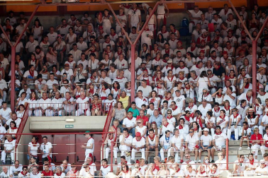 Público asistente a la Plaza de Toros de Pamplona durante la última corrida de la Feria del Toro 2018.