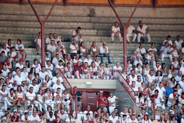 Público asistente a la Plaza de Toros de Pamplona durante la última corrida de la Feria del Toro 2018.
