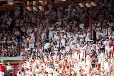 Público asistente a la Plaza de Toros de Pamplona durante la última corrida de la Feria del Toro 2018.