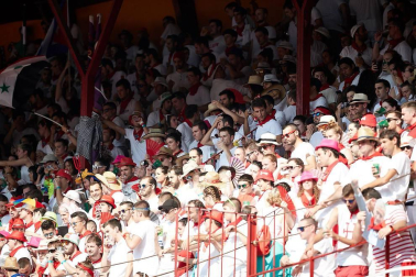 Público asistente a la Plaza de Toros de Pamplona durante la última corrida de la Feria del Toro 2018.