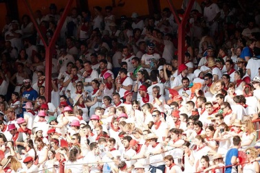 Público asistente a la Plaza de Toros de Pamplona durante la última corrida de la Feria del Toro 2018.