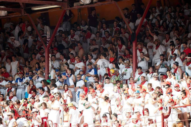 Público asistente a la Plaza de Toros de Pamplona durante la última corrida de la Feria del Toro 2018.