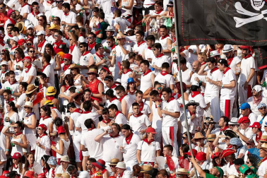 Público asistente a la Plaza de Toros de Pamplona durante la última corrida de la Feria del Toro 2018.