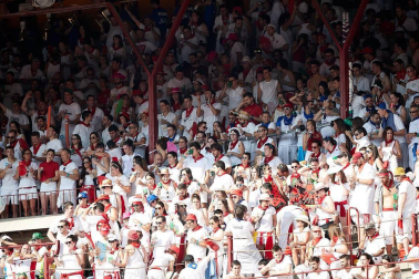 Público asistente a la Plaza de Toros de Pamplona durante la última corrida de la Feria del Toro 2018.