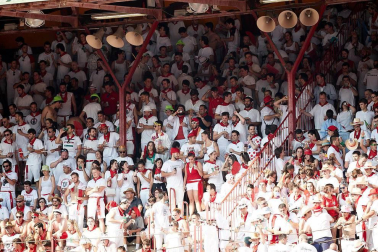 Público asistente a la Plaza de Toros de Pamplona durante la última corrida de la Feria del Toro 2018.
