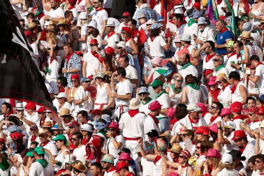 Público asistente a la Plaza de Toros de Pamplona durante la última corrida de la Feria del Toro 2018.