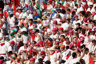 Público asistente a la Plaza de Toros de Pamplona durante la última corrida de la Feria del Toro 2018.