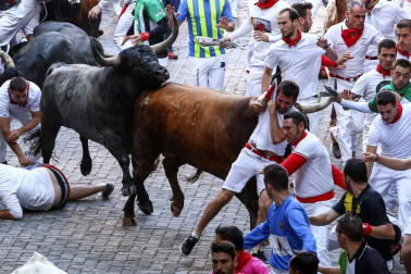 Imágenes del octavo encierro de los Sanfermines de 2018, con toros de la ganadería Miura.