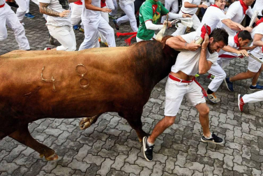 Imágenes del octavo encierro de los Sanfermines de 2018, con toros de la ganadería Miura.