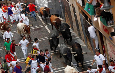 Imágenes del octavo encierro de los Sanfermines de 2018, con toros de la ganadería Miura.