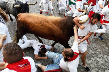 Imágenes del octavo encierro de los Sanfermines de 2018, con toros de la ganadería Miura.