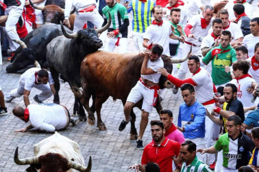 Imágenes del octavo encierro de los Sanfermines de 2018, con toros de la ganadería Miura.