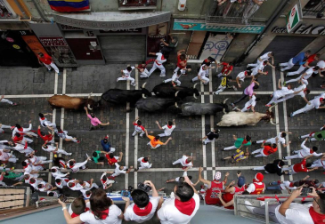 Imágenes del octavo encierro de los Sanfermines de 2018, con toros de la ganadería Miura.