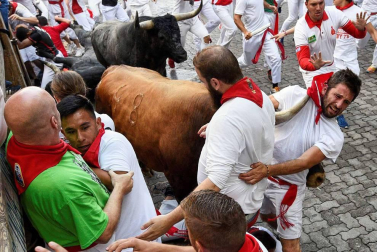 Imágenes del octavo encierro de los Sanfermines de 2018, con toros de la ganadería Miura.