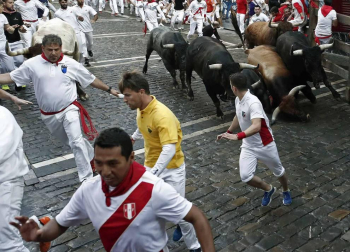 Imágenes del octavo encierro de los Sanfermines de 2018, con toros de la ganadería Miura.