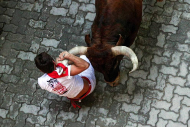 Imágenes del octavo encierro de los Sanfermines de 2018, con toros de la ganadería Miura.