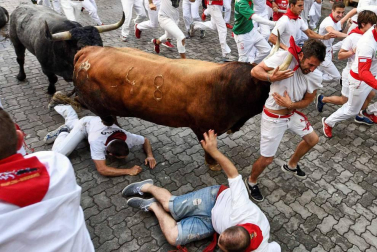 Imágenes del octavo encierro de los Sanfermines de 2018, con toros de la ganadería Miura.