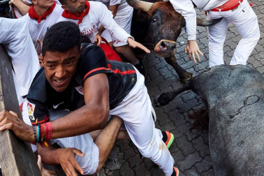 Imágenes del octavo encierro de los Sanfermines de 2018, con toros de la ganadería Miura.