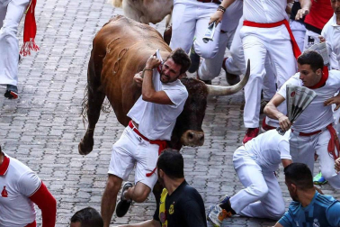 Imágenes del octavo encierro de los Sanfermines de 2018, con toros de la ganadería Miura.