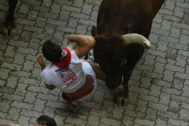 Imágenes del octavo encierro de los Sanfermines de 2018, con toros de la ganadería Miura.