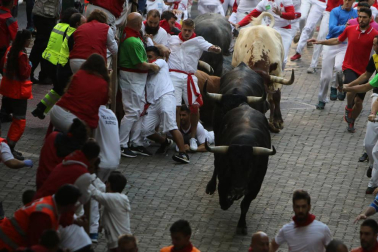 Imágenes del octavo encierro de los Sanfermines de 2018, con toros de la ganadería Miura.