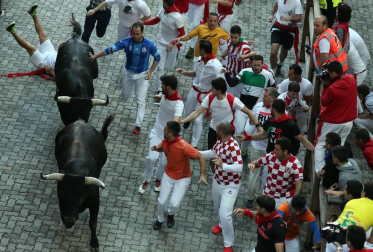 Imágenes del octavo encierro de los Sanfermines de 2018, con toros de la ganadería Miura.