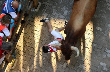 Imágenes del octavo encierro de los Sanfermines de 2018, con toros de la ganadería Miura.