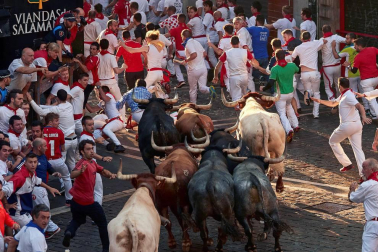 Imágenes del octavo encierro de los Sanfermines de 2018, con toros de la ganadería Miura.