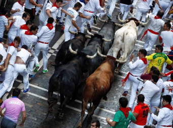 Imágenes del octavo encierro de los Sanfermines de 2018, con toros de la ganadería Miura.