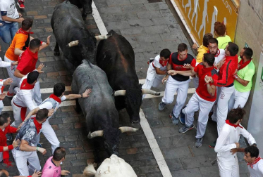 Imágenes del octavo encierro de los Sanfermines de 2018, con toros de la ganadería Miura.