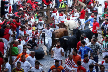 Imágenes del octavo encierro de los Sanfermines de 2018, con toros de la ganadería Miura.