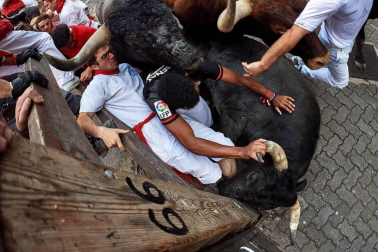 Imágenes del octavo encierro de los Sanfermines de 2018, con toros de la ganadería Miura.