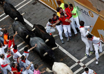 Imágenes del octavo encierro de los Sanfermines de 2018, con toros de la ganadería Miura.