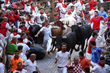 Imágenes del octavo encierro de los Sanfermines de 2018, con toros de la ganadería Miura.