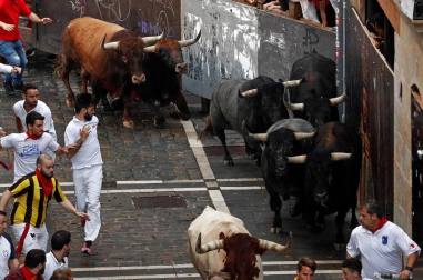Imágenes del octavo encierro de los Sanfermines de 2018, con toros de la ganadería Miura.