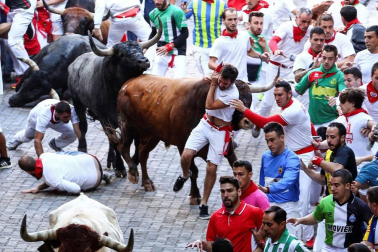 Imágenes del octavo encierro de los Sanfermines de 2018, con toros de la ganadería Miura.